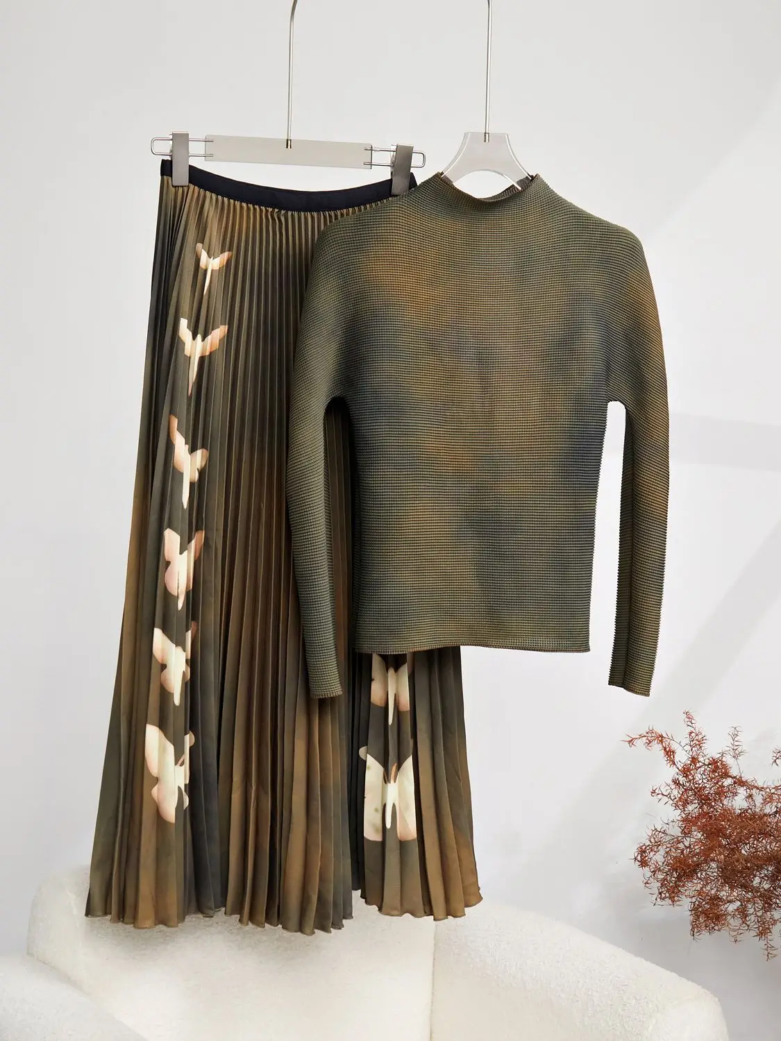 Осенний женский модный костюм-двойка 2023, Новая повседневная футболка с длинными рукавами и полувысоким воротником, комплект с юбкой
